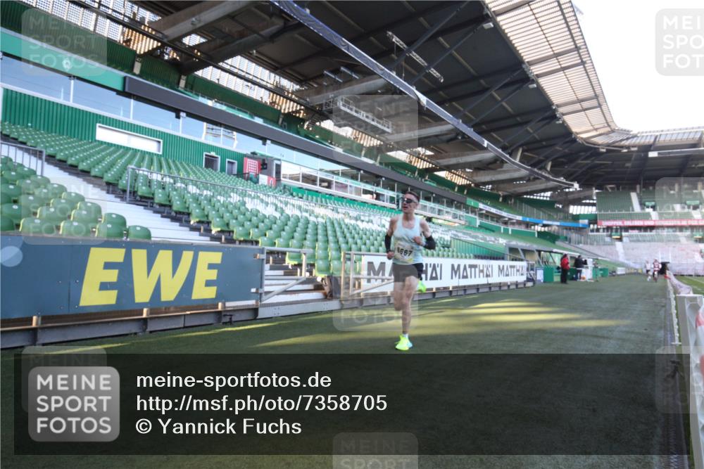 06.10.2024 - 19. swb-Marathon Bremen Yannick Fuchs http://msf.ph/oto/7358705 06.10.2024 10:14:19 Laufen im Stadion 8667 meine-sportfotos.de