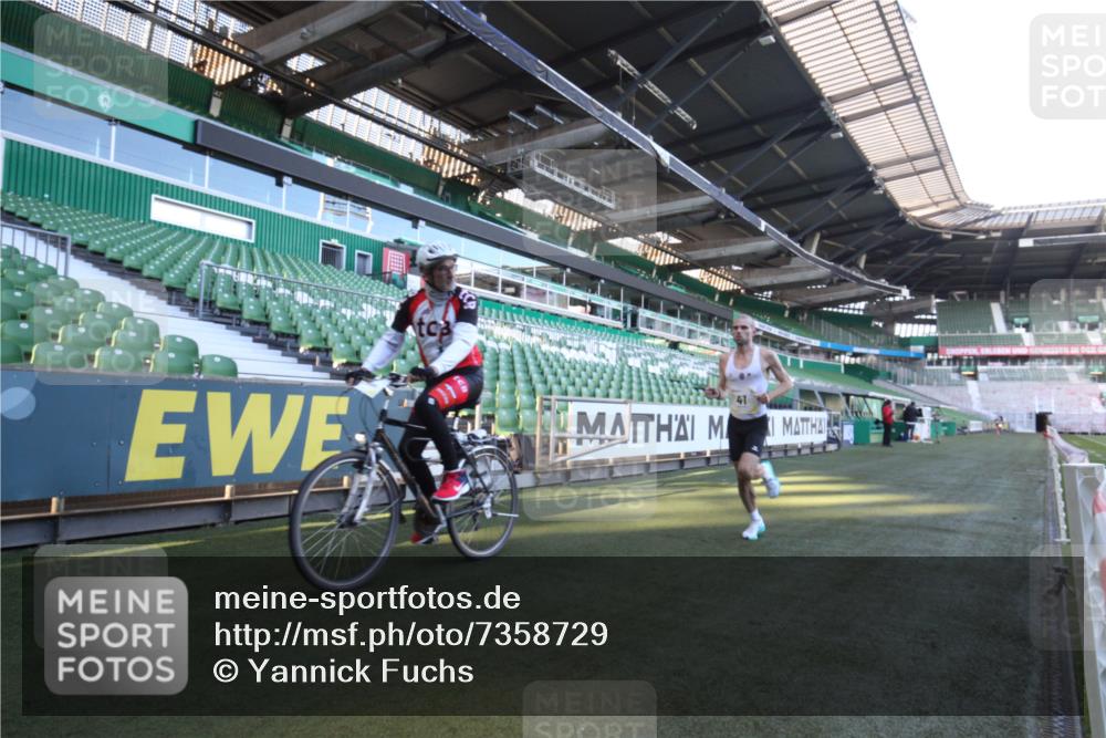 06.10.2024 - 19. swb-Marathon Bremen Yannick Fuchs http://msf.ph/oto/7358729 06.10.2024 10:14:28 Laufen im Stadion 41, 8667 meine-sportfotos.de