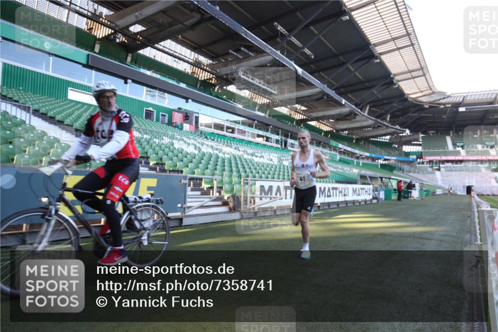 06.10.2024 - 19. swb-Marathon Bremen Yannick Fuchs http://msf.ph/oto/7358741 06.10.2024 10:14:28 Laufen im Stadion 41, 8667 meine-sportfotos.de
