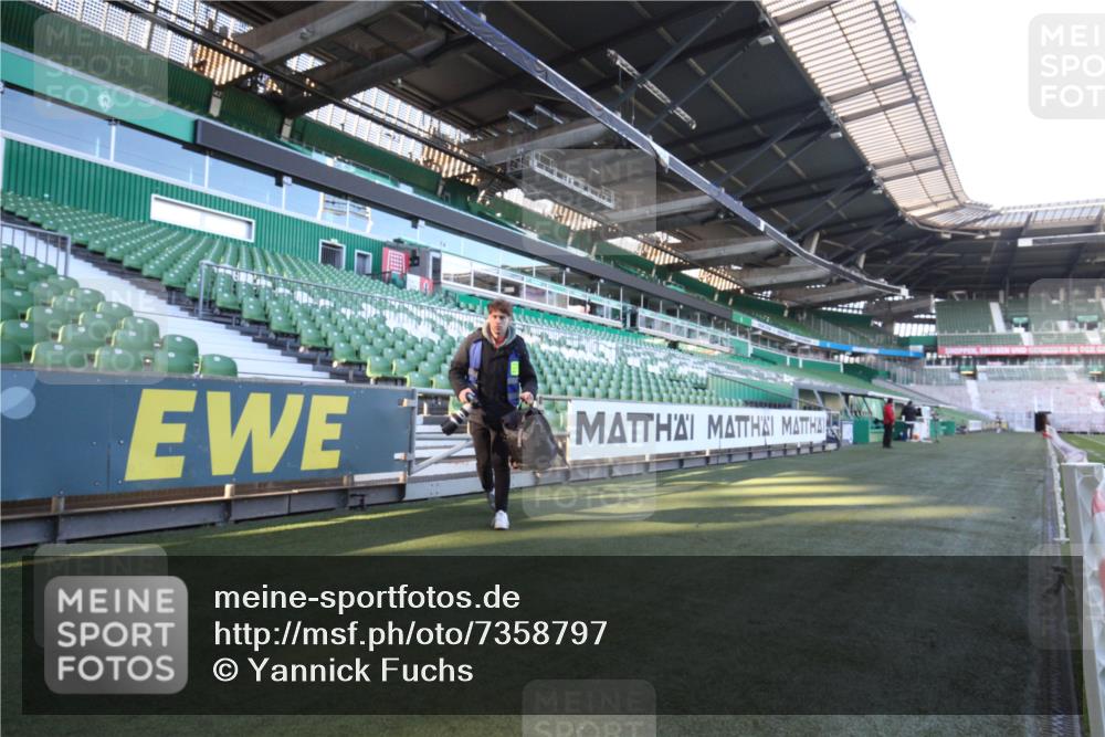 06.10.2024 - 19. swb-Marathon Bremen Yannick Fuchs http://msf.ph/oto/7358797 06.10.2024 10:15:11 Laufen im Stadion 8350, 8395, 8396 meine-sportfotos.de