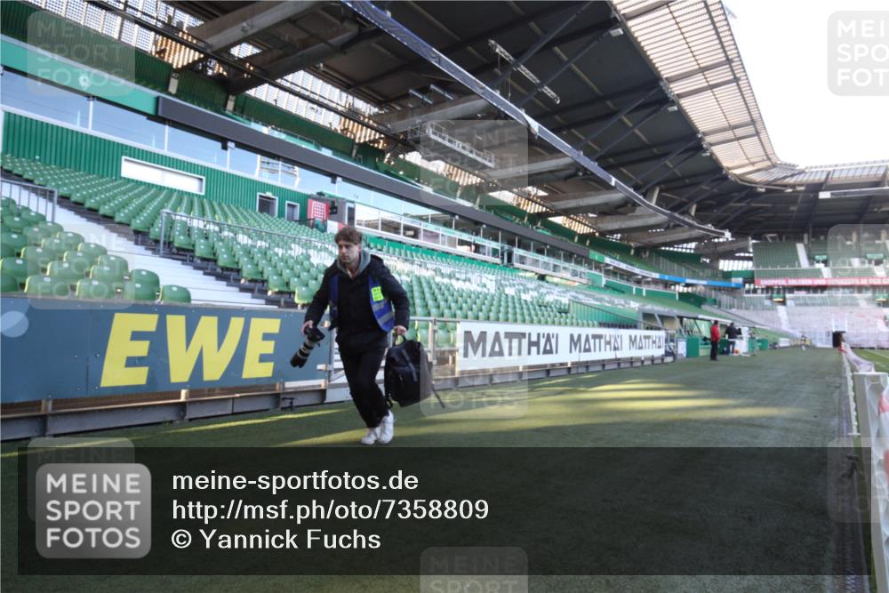 06.10.2024 - 19. swb-Marathon Bremen Yannick Fuchs http://msf.ph/oto/7358809 06.10.2024 10:15:11 Laufen im Stadion 8350, 8395, 8396 meine-sportfotos.de