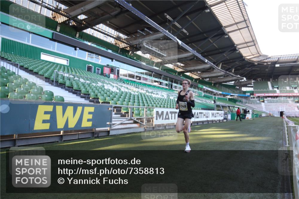 06.10.2024 - 19. swb-Marathon Bremen Yannick Fuchs http://msf.ph/oto/7358813 06.10.2024 10:15:23 Laufen im Stadion 8349, 8395, 8396 meine-sportfotos.de