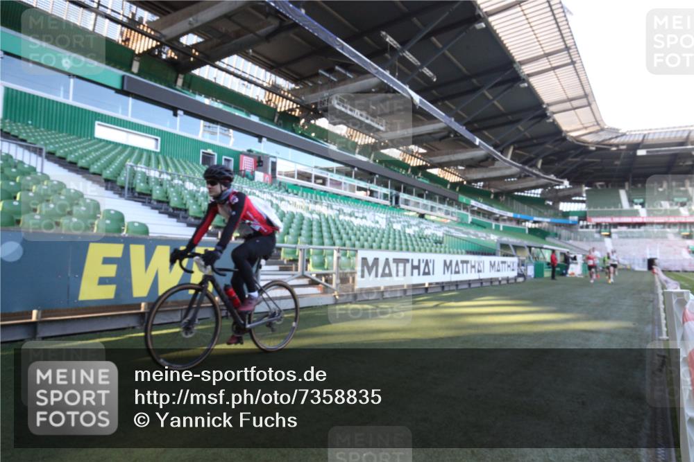06.10.2024 - 19. swb-Marathon Bremen Yannick Fuchs http://msf.ph/oto/7358835 06.10.2024 10:16:38 Laufen im Stadion 44, 51, 7498, 8080, 8211, 8559, 8600 meine-sportfotos.de
