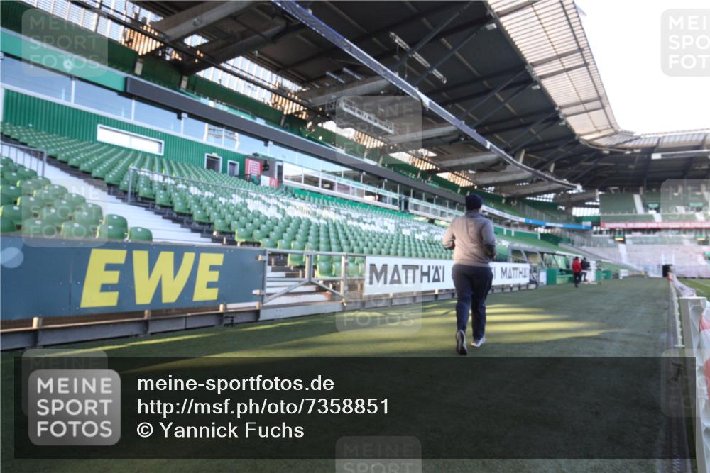 06.10.2024 - 19. swb-Marathon Bremen Yannick Fuchs http://msf.ph/oto/7358851 06.10.2024 10:16:56 Laufen im Stadion 44, 51, 8080, 8211, 8559, 8600 meine-sportfotos.de