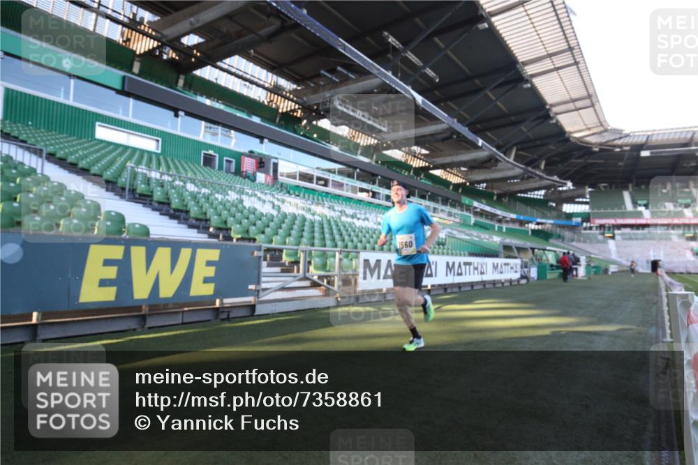 06.10.2024 - 19. swb-Marathon Bremen Yannick Fuchs http://msf.ph/oto/7358861 06.10.2024 10:17:14 Laufen im Stadion 44, 51, 8080, 8211, 8560, 8600 meine-sportfotos.de