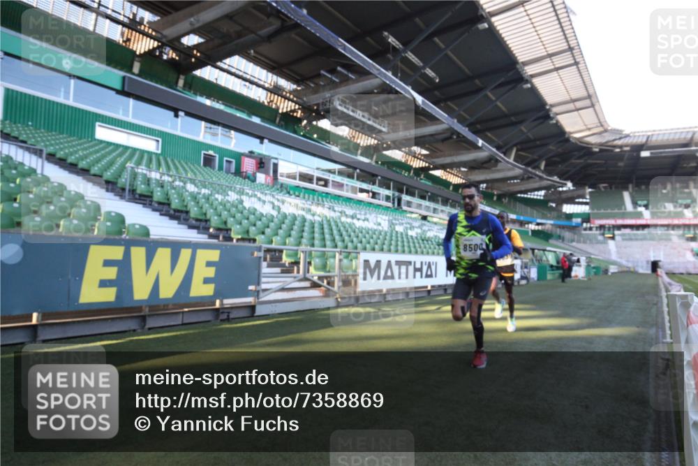 06.10.2024 - 19. swb-Marathon Bremen Yannick Fuchs http://msf.ph/oto/7358869 06.10.2024 10:17:25 Laufen im Stadion 8500, 8560, 9039 meine-sportfotos.de