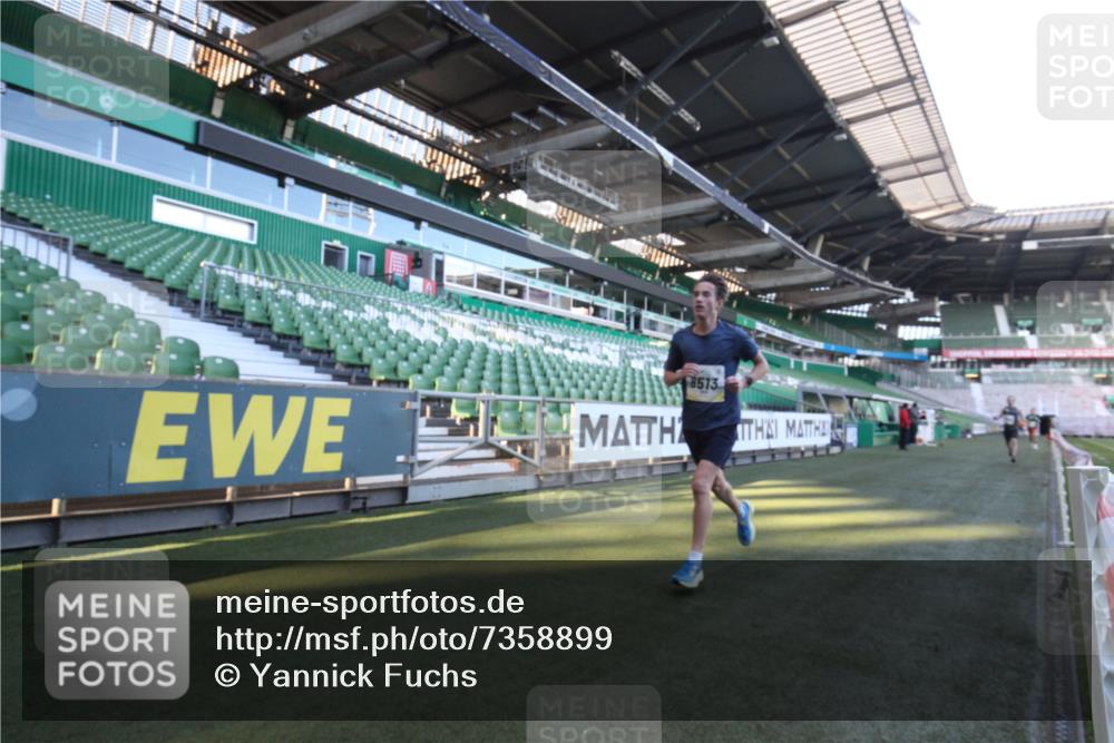 06.10.2024 - 19. swb-Marathon Bremen Yannick Fuchs http://msf.ph/oto/7358899 06.10.2024 10:18:06 Laufen im Stadion 8371, 8513, 8753, 8780, 8846, 9063 meine-sportfotos.de