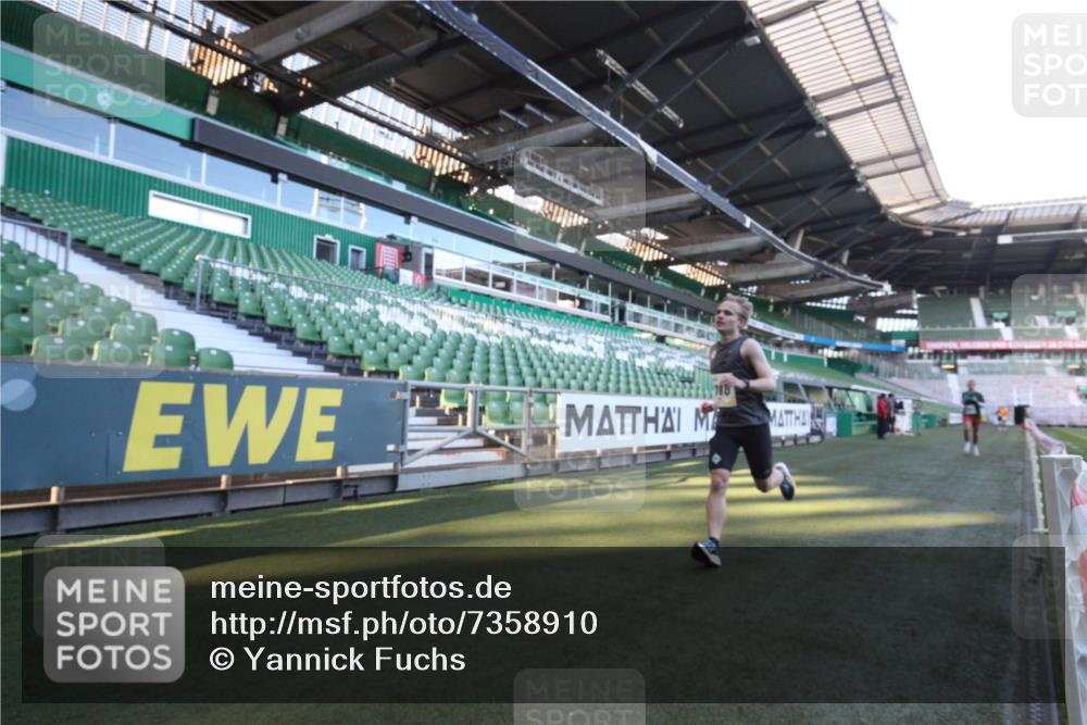 06.10.2024 - 19. swb-Marathon Bremen Yannick Fuchs http://msf.ph/oto/7358910 06.10.2024 10:18:10 Laufen im Stadion 8371, 8513, 8753, 8780, 8846, 9063 meine-sportfotos.de