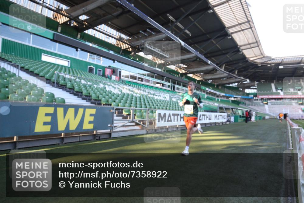 06.10.2024 - 19. swb-Marathon Bremen Yannick Fuchs http://msf.ph/oto/7358922 06.10.2024 10:18:13 Laufen im Stadion 8300, 8371, 8513, 8647, 8753, 8780, 8846, 9063 meine-sportfotos.de