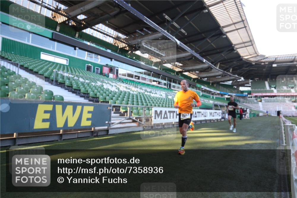 06.10.2024 - 19. swb-Marathon Bremen Yannick Fuchs http://msf.ph/oto/7358936 06.10.2024 10:18:22 Laufen im Stadion 8300, 8371, 8513, 8647, 8753, 8780, 8846, 9063 meine-sportfotos.de