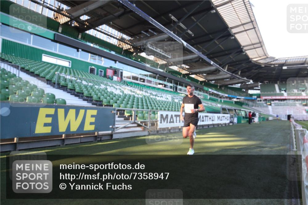 06.10.2024 - 19. swb-Marathon Bremen Yannick Fuchs http://msf.ph/oto/7358947 06.10.2024 10:18:23 Laufen im Stadion 8300, 8371, 8513, 8647, 8753, 8780, 8846, 9063 meine-sportfotos.de