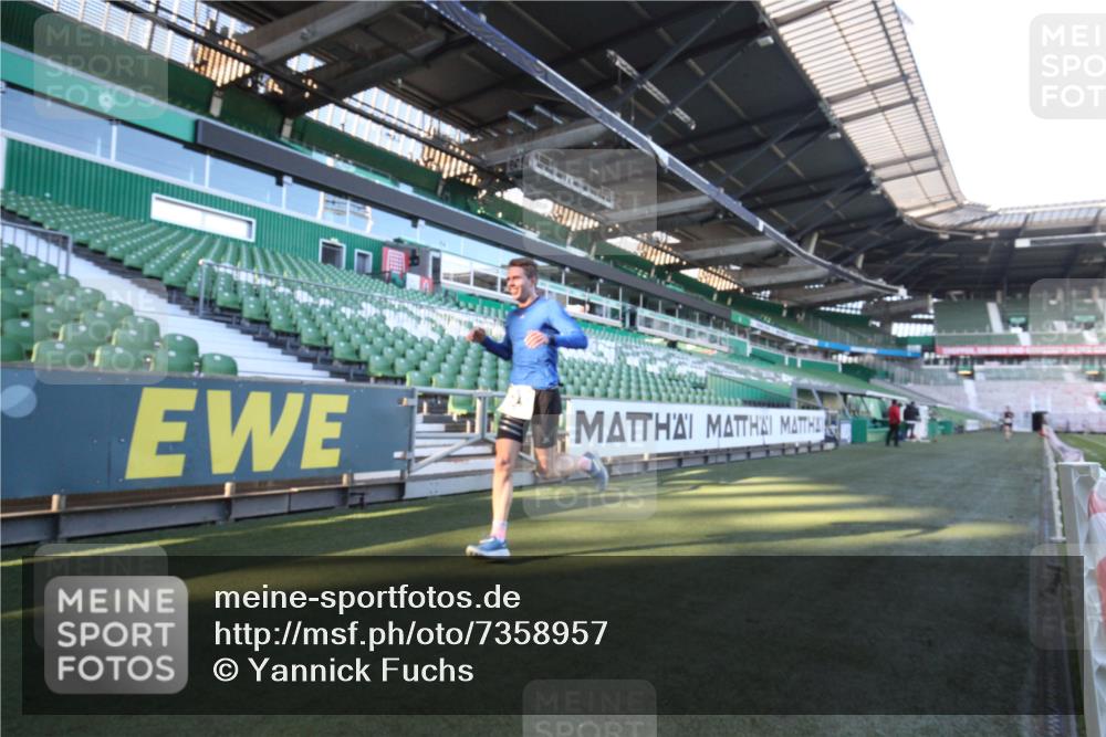 06.10.2024 - 19. swb-Marathon Bremen Yannick Fuchs http://msf.ph/oto/7358957 06.10.2024 10:18:36 Laufen im Stadion 7247, 7838, 8300, 8513, 8647, 8753, 8780, 9063 meine-sportfotos.de