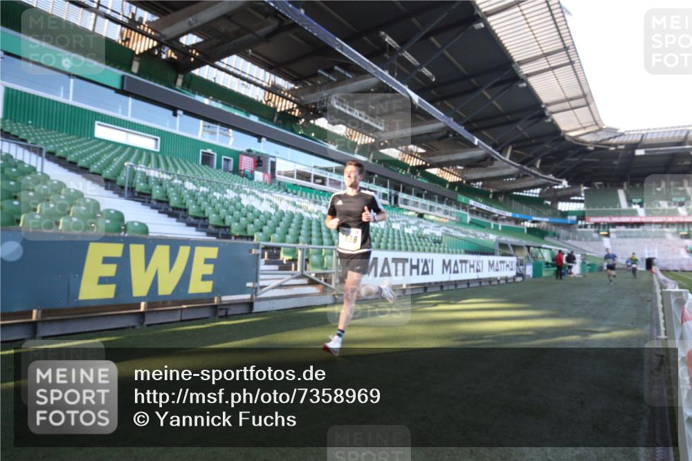 06.10.2024 - 19. swb-Marathon Bremen Yannick Fuchs http://msf.ph/oto/7358969 06.10.2024 10:18:46 Laufen im Stadion 7247, 7838, 8300, 8647, 8664, 8753 meine-sportfotos.de