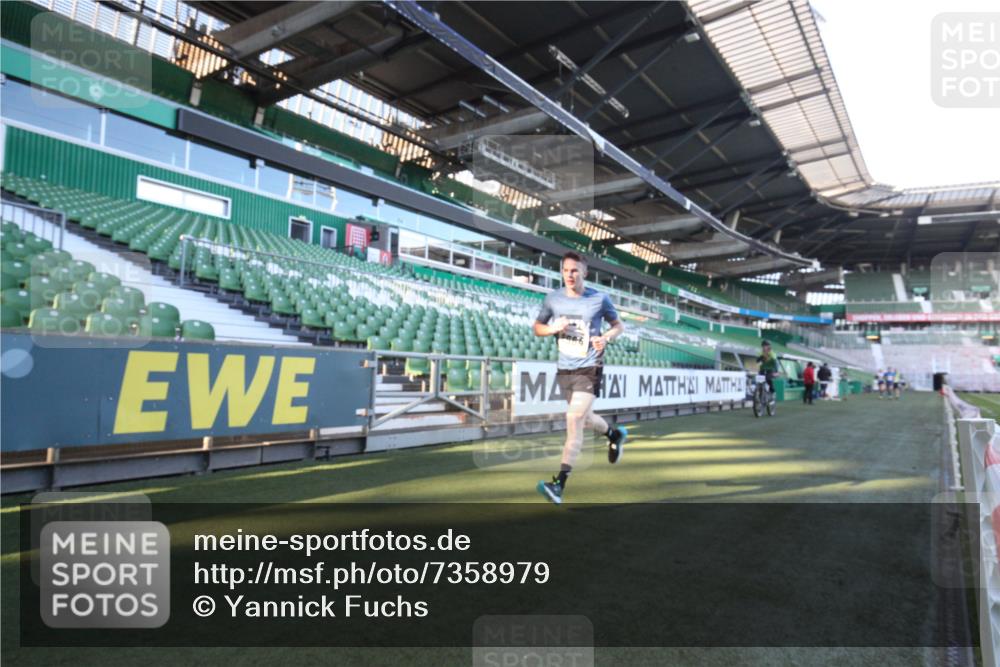 06.10.2024 - 19. swb-Marathon Bremen Yannick Fuchs http://msf.ph/oto/7358979 06.10.2024 10:18:51 Laufen im Stadion 7247, 7838, 8300, 8543, 8647, 8664, 8735, 8750 meine-sportfotos.de
