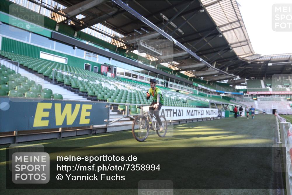 06.10.2024 - 19. swb-Marathon Bremen Yannick Fuchs http://msf.ph/oto/7358994 06.10.2024 10:18:55 Laufen im Stadion 7247, 7838, 8300, 8543, 8647, 8664, 8735, 8750 meine-sportfotos.de