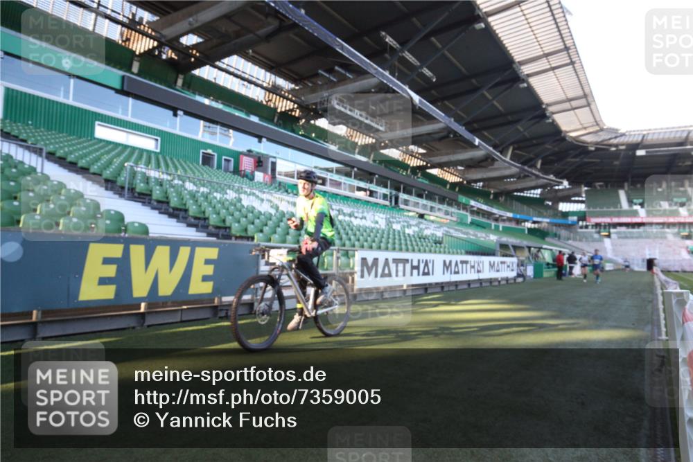 06.10.2024 - 19. swb-Marathon Bremen Yannick Fuchs http://msf.ph/oto/7359005 06.10.2024 10:18:55 Laufen im Stadion 7247, 7838, 8300, 8543, 8647, 8664, 8735, 8750 meine-sportfotos.de