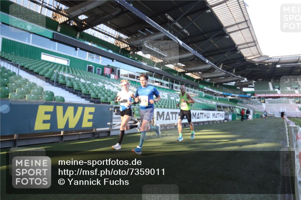 06.10.2024 - 19. swb-Marathon Bremen Yannick Fuchs http://msf.ph/oto/7359011 06.10.2024 10:19:01 Laufen im Stadion 7190, 7247, 7838, 8543, 8664, 8735, 8750 meine-sportfotos.de