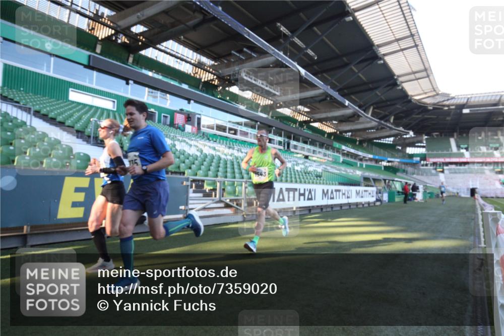 06.10.2024 - 19. swb-Marathon Bremen Yannick Fuchs http://msf.ph/oto/7359020 06.10.2024 10:19:01 Laufen im Stadion 7190, 7247, 7838, 8543, 8664, 8735, 8750 meine-sportfotos.de