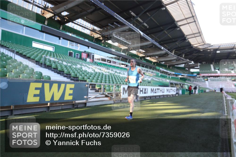 06.10.2024 - 19. swb-Marathon Bremen Yannick Fuchs http://msf.ph/oto/7359026 06.10.2024 10:19:08 Laufen im Stadion 7190, 7247, 7838, 8543, 8664, 8735, 8750 meine-sportfotos.de