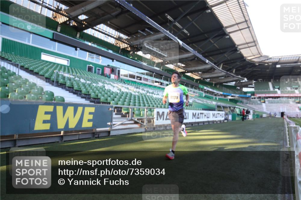 06.10.2024 - 19. swb-Marathon Bremen Yannick Fuchs http://msf.ph/oto/7359034 06.10.2024 10:19:20 Laufen im Stadion 7190, 8139, 8543, 8664, 8735, 8750 meine-sportfotos.de