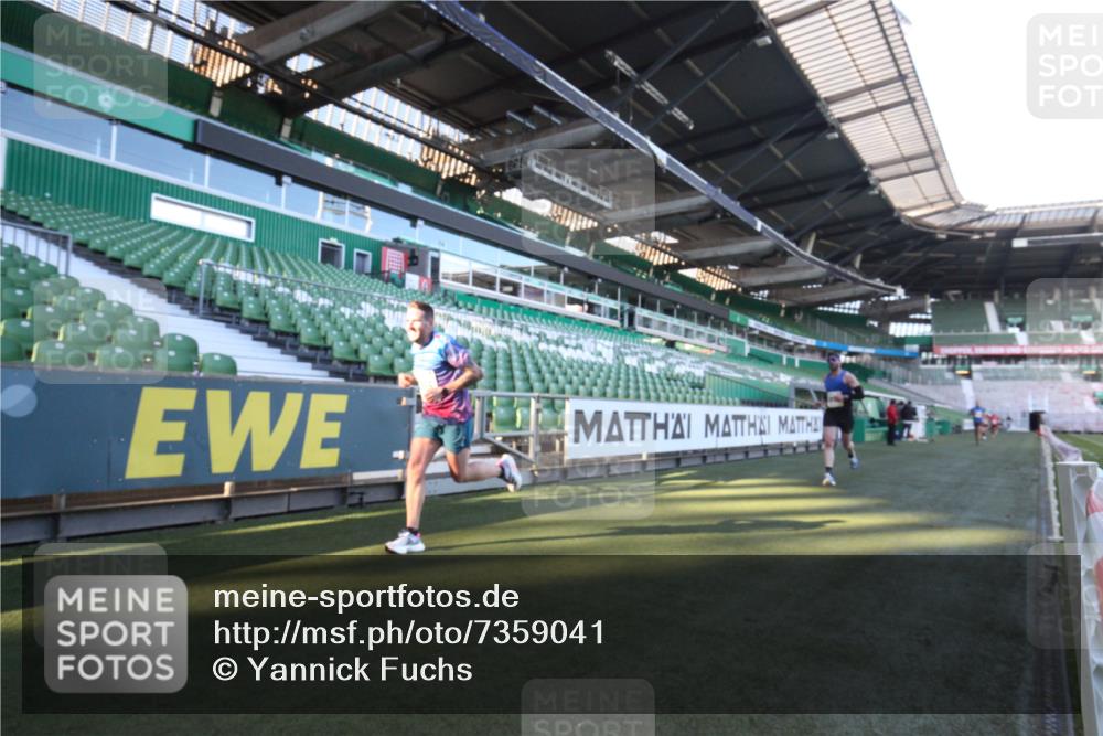 06.10.2024 - 19. swb-Marathon Bremen Yannick Fuchs http://msf.ph/oto/7359041 06.10.2024 10:19:33 Laufen im Stadion 7190, 8139, 8423, 8531, 8543, 8655, 8735, 8750, 8788, 8938 meine-sportfotos.de