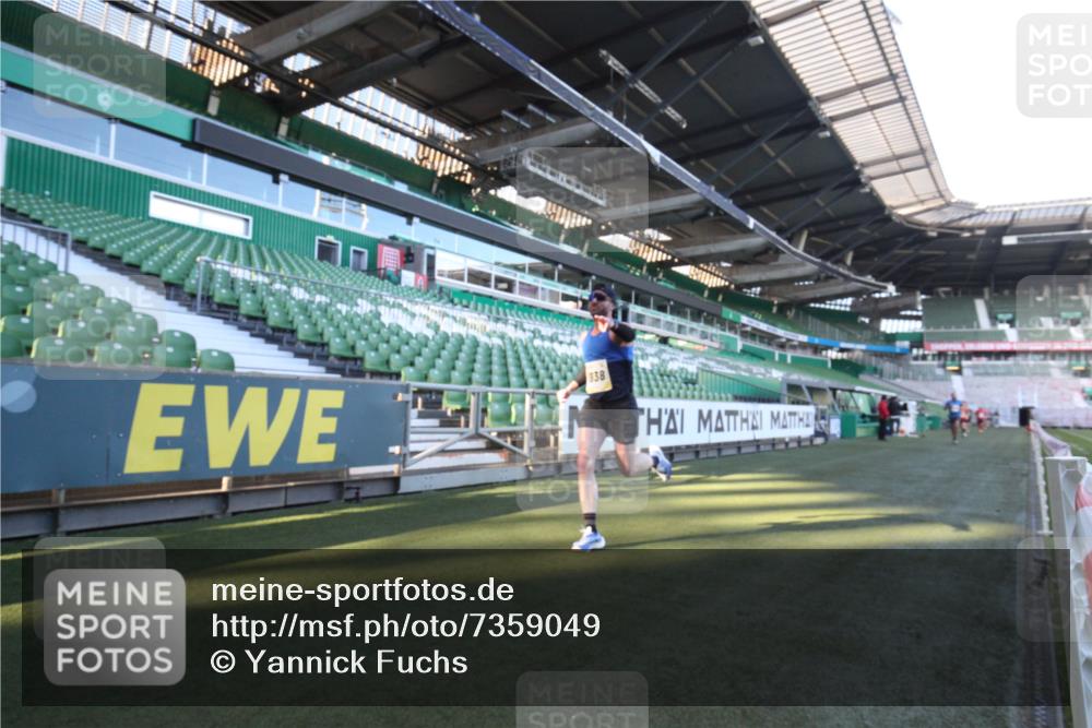 06.10.2024 - 19. swb-Marathon Bremen Yannick Fuchs http://msf.ph/oto/7359049 06.10.2024 10:19:34 Laufen im Stadion 7190, 8139, 8423, 8442, 8531, 8655, 8788, 8938 meine-sportfotos.de