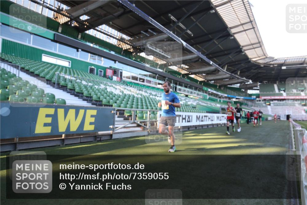 06.10.2024 - 19. swb-Marathon Bremen Yannick Fuchs http://msf.ph/oto/7359055 06.10.2024 10:19:41 Laufen im Stadion 7098, 8139, 8423, 8442, 8531, 8577, 8655, 8788, 8791, 8938, 8983 meine-sportfotos.de