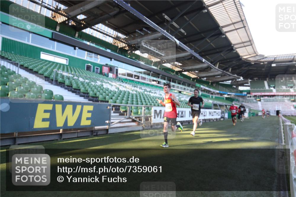 06.10.2024 - 19. swb-Marathon Bremen Yannick Fuchs http://msf.ph/oto/7359061 06.10.2024 10:19:43 Laufen im Stadion 7098, 8139, 8423, 8442, 8531, 8577, 8655, 8788, 8791, 8938, 8983 meine-sportfotos.de