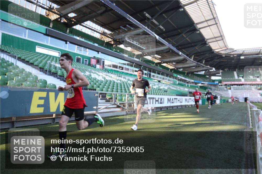 06.10.2024 - 19. swb-Marathon Bremen Yannick Fuchs http://msf.ph/oto/7359065 06.10.2024 10:19:43 Laufen im Stadion 7098, 8139, 8423, 8442, 8531, 8577, 8655, 8788, 8791, 8938, 8983 meine-sportfotos.de
