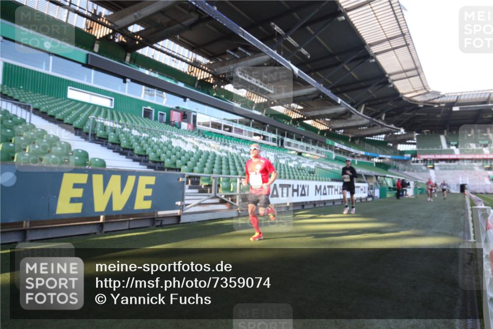 06.10.2024 - 19. swb-Marathon Bremen Yannick Fuchs http://msf.ph/oto/7359074 06.10.2024 10:19:45 Laufen im Stadion 7098, 8139, 8423, 8442, 8531, 8577, 8655, 8788, 8791, 8938, 8983 meine-sportfotos.de