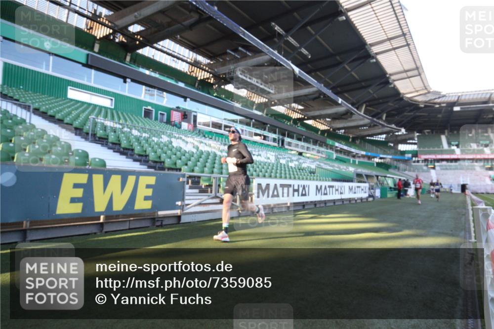 06.10.2024 - 19. swb-Marathon Bremen Yannick Fuchs http://msf.ph/oto/7359085 06.10.2024 10:19:47 Laufen im Stadion 7098, 8139, 8423, 8442, 8531, 8577, 8655, 8788, 8791, 8938, 8983 meine-sportfotos.de