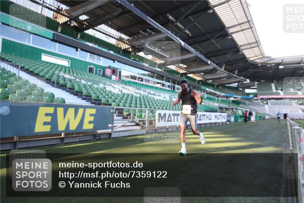 06.10.2024 - 19. swb-Marathon Bremen Yannick Fuchs http://msf.ph/oto/7359122 06.10.2024 10:19:54 Laufen im Stadion 7098, 8139, 8423, 8442, 8531, 8577, 8655, 8681, 8788, 8791, 8938, 8983 meine-sportfotos.de