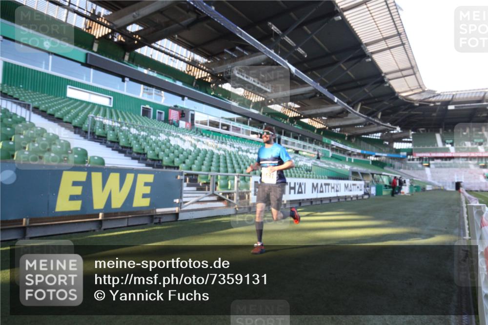 06.10.2024 - 19. swb-Marathon Bremen Yannick Fuchs http://msf.ph/oto/7359131 06.10.2024 10:20:02 Laufen im Stadion 7098, 8423, 8442, 8531, 8577, 8655, 8681, 8788, 8791, 8938, 8983 meine-sportfotos.de