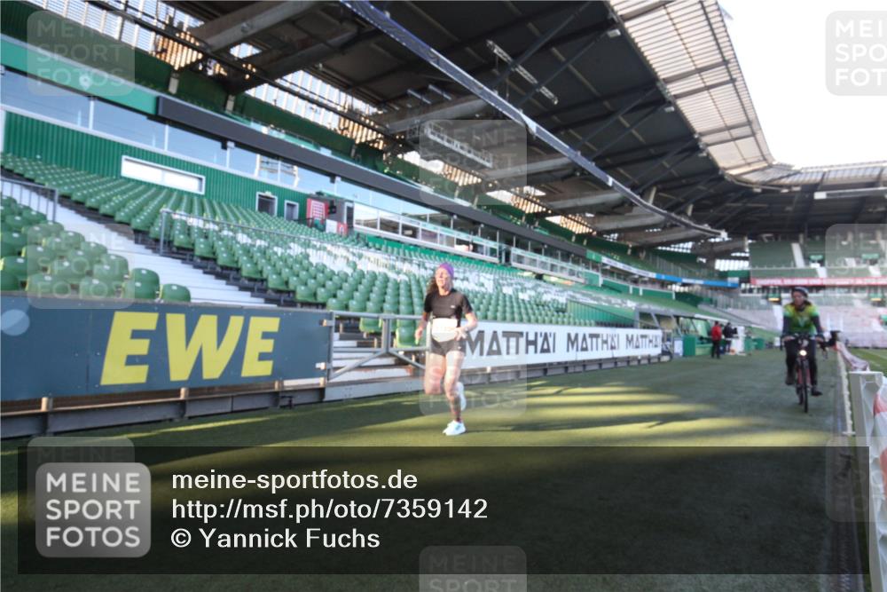06.10.2024 - 19. swb-Marathon Bremen Yannick Fuchs http://msf.ph/oto/7359142 06.10.2024 10:20:42 Laufen im Stadion 7719, 8657, 8825, 8955, 9105 meine-sportfotos.de
