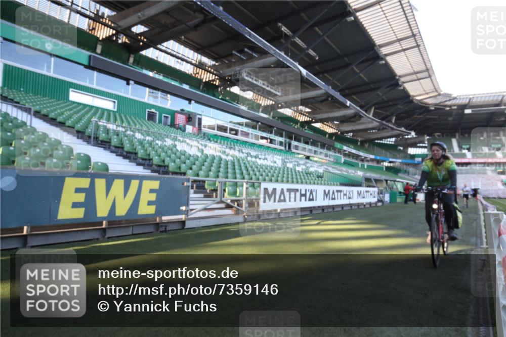 06.10.2024 - 19. swb-Marathon Bremen Yannick Fuchs http://msf.ph/oto/7359146 06.10.2024 10:20:44 Laufen im Stadion 7719, 8657, 8825, 8948, 8955, 9105 meine-sportfotos.de