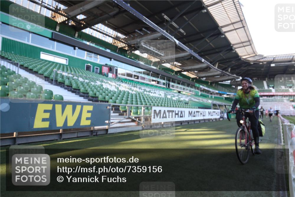 06.10.2024 - 19. swb-Marathon Bremen Yannick Fuchs http://msf.ph/oto/7359156 06.10.2024 10:20:44 Laufen im Stadion 7719, 8657, 8825, 8948, 8955, 9105 meine-sportfotos.de