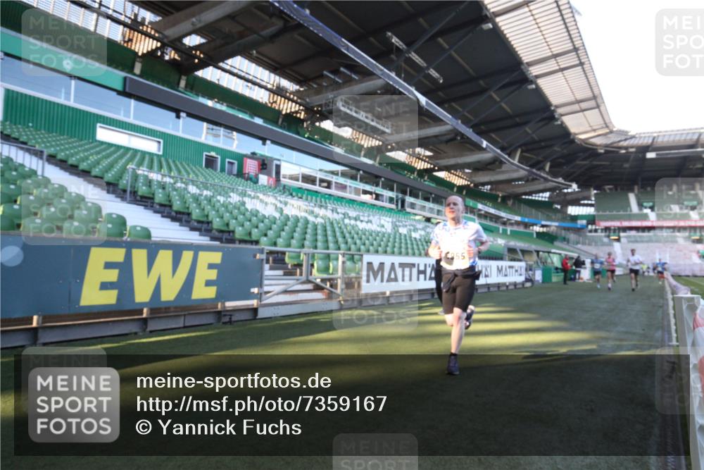 06.10.2024 - 19. swb-Marathon Bremen Yannick Fuchs http://msf.ph/oto/7359167 06.10.2024 10:20:49 Laufen im Stadion 7719, 8397, 8657, 8825, 8948, 8955, 9105 meine-sportfotos.de