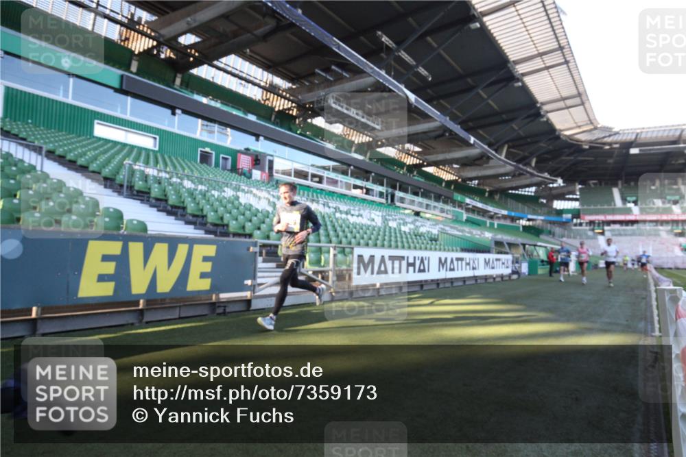 06.10.2024 - 19. swb-Marathon Bremen Yannick Fuchs http://msf.ph/oto/7359173 06.10.2024 10:20:50 Laufen im Stadion 7719, 8397, 8657, 8825, 8948, 8955, 9105 meine-sportfotos.de