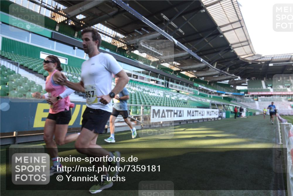 06.10.2024 - 19. swb-Marathon Bremen Yannick Fuchs http://msf.ph/oto/7359181 06.10.2024 10:20:55 Laufen im Stadion 7230, 7719, 8093, 8397, 8657, 8825, 8937, 8948, 8955, 9105 meine-sportfotos.de