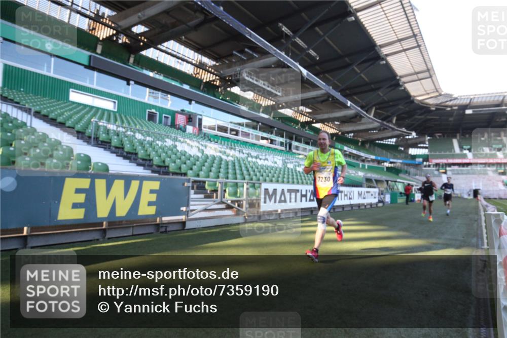 06.10.2024 - 19. swb-Marathon Bremen Yannick Fuchs http://msf.ph/oto/7359190 06.10.2024 10:21:03 Laufen im Stadion 7230, 7719, 8093, 8397, 8657, 8825, 8937, 8948, 8955, 9105 meine-sportfotos.de