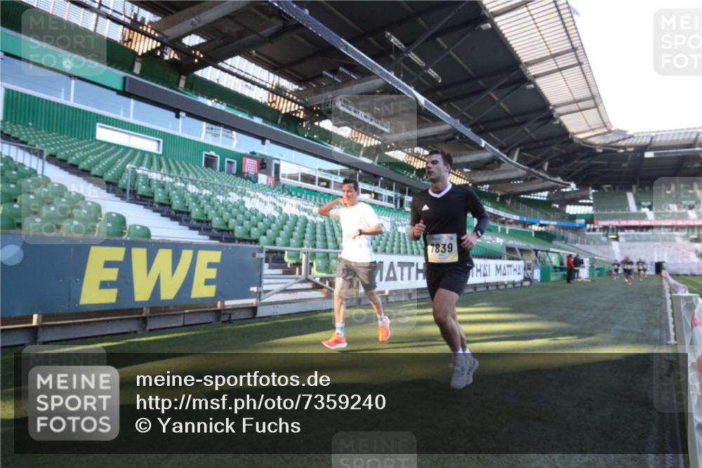 06.10.2024 - 19. swb-Marathon Bremen Yannick Fuchs http://msf.ph/oto/7359240 06.10.2024 10:21:35 Laufen im Stadion 7019, 7230, 7376, 7646, 7839, 7963, 8093, 8292, 8583, 8602, 8631, 8792, 8797, 8937 meine-sportfotos.de