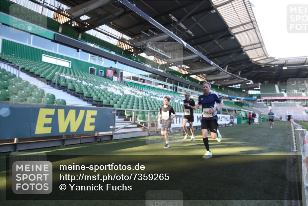 06.10.2024 - 19. swb-Marathon Bremen Yannick Fuchs http://msf.ph/oto/7359265 06.10.2024 10:21:43 Laufen im Stadion 7019, 7376, 7646, 7839, 7963, 8292, 8583, 8602, 8631, 8792, 8797 meine-sportfotos.de