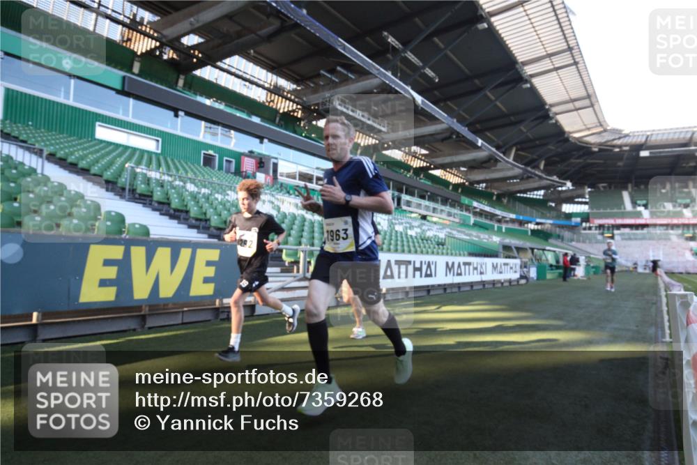 06.10.2024 - 19. swb-Marathon Bremen Yannick Fuchs http://msf.ph/oto/7359268 06.10.2024 10:21:44 Laufen im Stadion 7019, 7376, 7646, 7839, 7963, 8292, 8583, 8602, 8631, 8792, 8797 meine-sportfotos.de