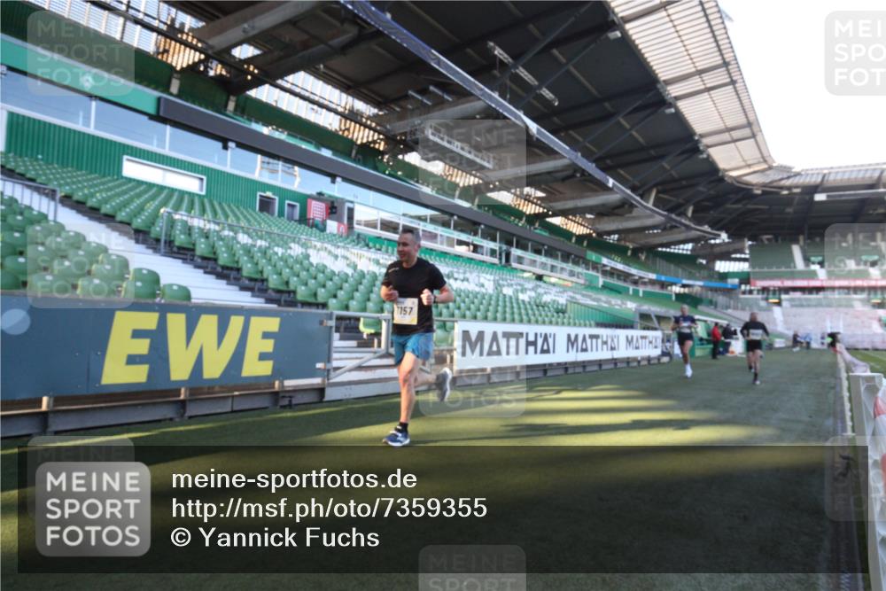 06.10.2024 - 19. swb-Marathon Bremen Yannick Fuchs http://msf.ph/oto/7359355 06.10.2024 10:22:21 Laufen im Stadion 7157, 7655, 7993, 8198, 8275, 8466, 8511, 8755, 8781, 8956, 9122 meine-sportfotos.de