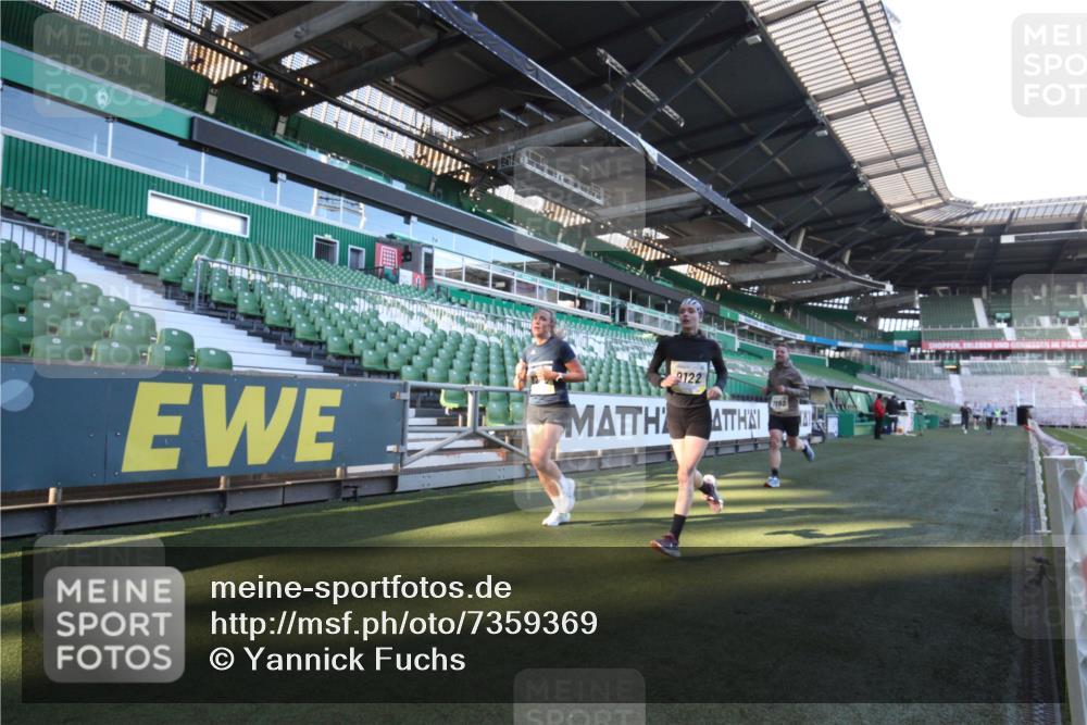 06.10.2024 - 19. swb-Marathon Bremen Yannick Fuchs http://msf.ph/oto/7359369 06.10.2024 10:22:24 Laufen im Stadion 7105, 7157, 7655, 7993, 8198, 8275, 8466, 8511, 8755, 8781, 8956, 9122 meine-sportfotos.de