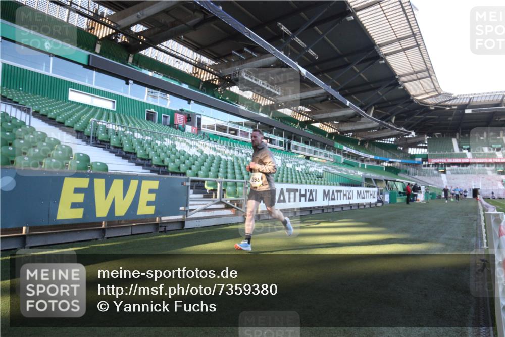 06.10.2024 - 19. swb-Marathon Bremen Yannick Fuchs http://msf.ph/oto/7359380 06.10.2024 10:22:25 Laufen im Stadion 7105, 7157, 7655, 7993, 8198, 8275, 8466, 8511, 8755, 8781, 8956, 9122 meine-sportfotos.de