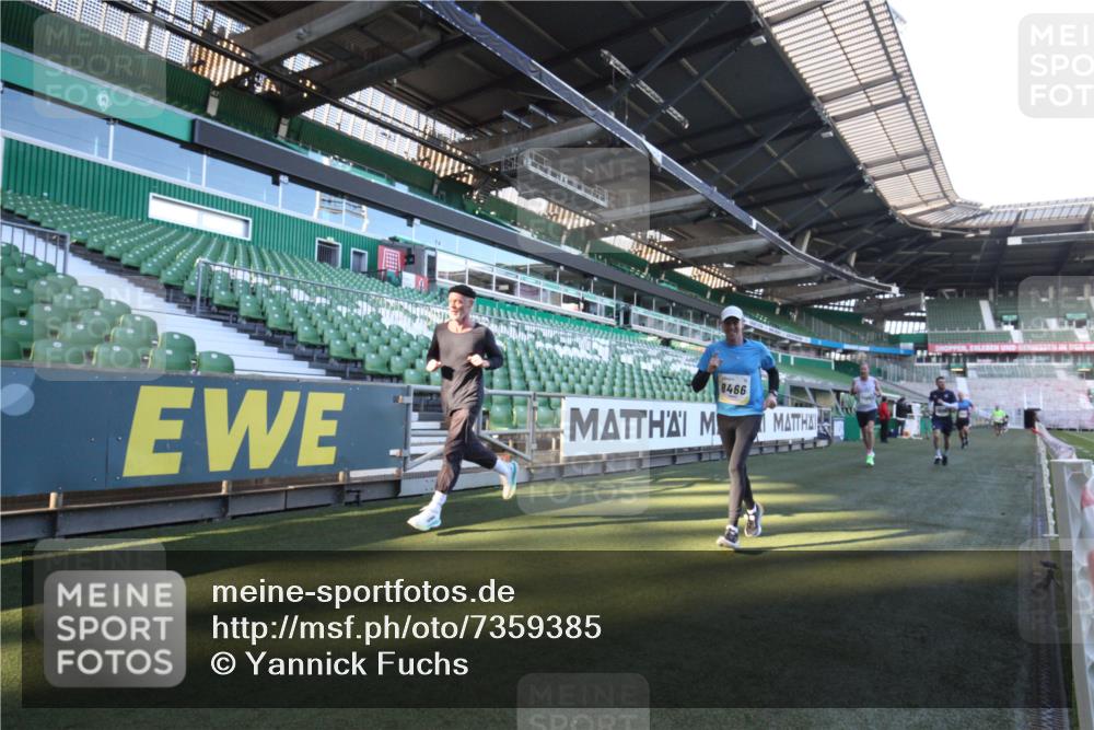 06.10.2024 - 19. swb-Marathon Bremen Yannick Fuchs http://msf.ph/oto/7359385 06.10.2024 10:22:35 Laufen im Stadion 7105, 7157, 7649, 7993, 8275, 8466, 8511, 8755, 8781, 9033, 9087, 9122 meine-sportfotos.de