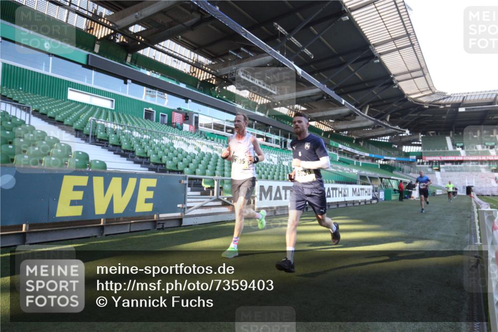 06.10.2024 - 19. swb-Marathon Bremen Yannick Fuchs http://msf.ph/oto/7359403 06.10.2024 10:22:38 Laufen im Stadion 7105, 7157, 7649, 7993, 8275, 8341, 8466, 8511, 8755, 9033, 9087, 9122 meine-sportfotos.de