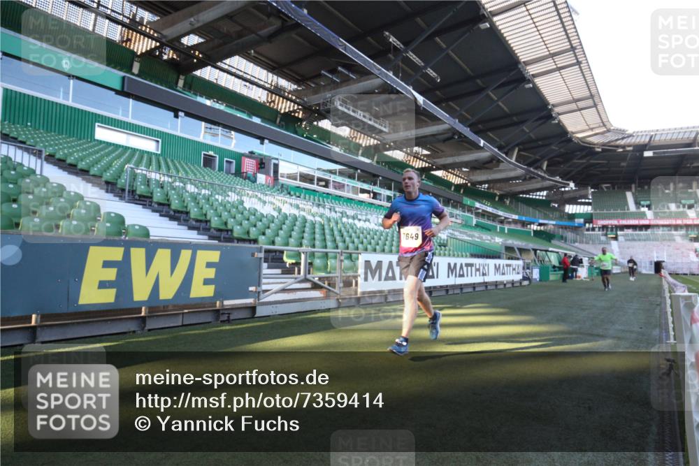 06.10.2024 - 19. swb-Marathon Bremen Yannick Fuchs http://msf.ph/oto/7359414 06.10.2024 10:22:42 Laufen im Stadion 7105, 7157, 7649, 7993, 8275, 8341, 8466, 8511, 9033, 9036, 9087, 9122 meine-sportfotos.de