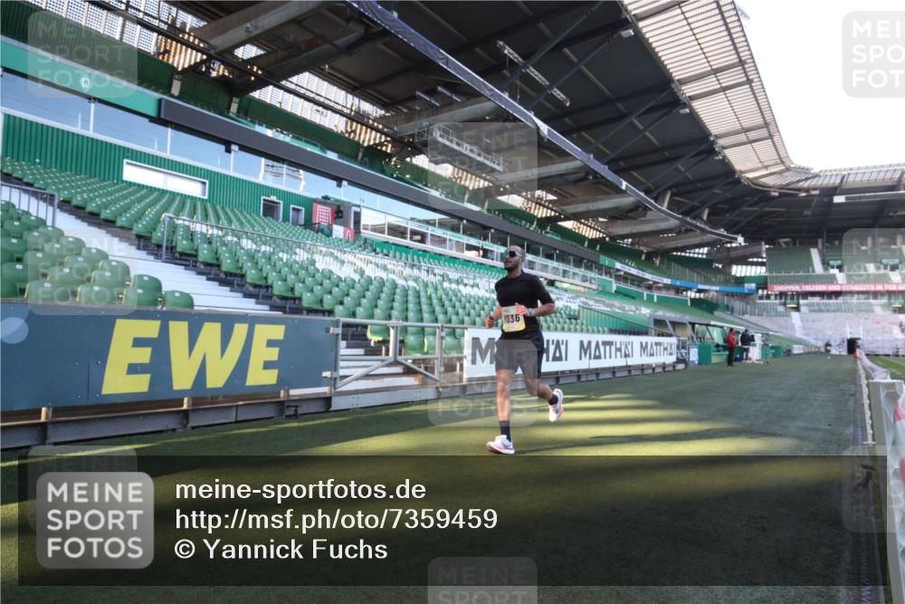 06.10.2024 - 19. swb-Marathon Bremen Yannick Fuchs http://msf.ph/oto/7359459 06.10.2024 10:22:55 Laufen im Stadion 7105, 7649, 7993, 8341, 8466, 9033, 9036, 9087 meine-sportfotos.de